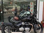 TRIUMPH BONNEVILLE BOBBER 2017 黑色 - 「Webike摩托車市」